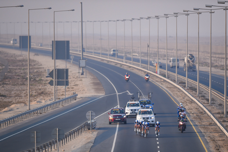 UCI男子チームTT レース中盤の高速道路を走るエティックス・クイックステップ
