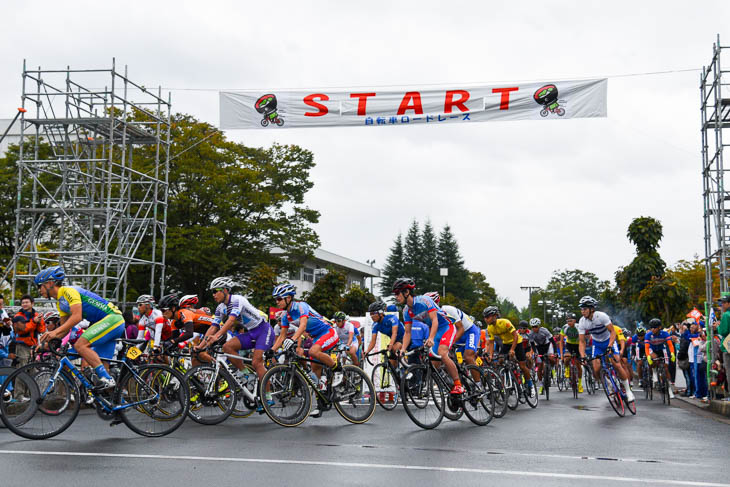 紫波運動公園をスタートする少年男子
