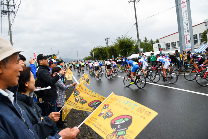 スタートの紫波運動公園にも多くの観客が集まった