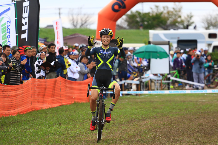 2位でゴールする中里仁(Lemonade Bellmare Racing Team)