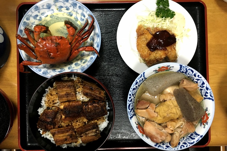 松野のお宿、末廣での夕食 天然ウナギ、ツガニ、芋炊きといった郷土の名物が並ぶ