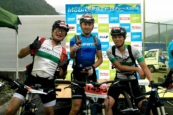 今回はこの3人チームで挑みました、左からヤスオカ、湯浅さん(ジャイアントストア大阪)、イソベ