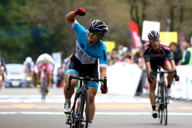 スプリントで吉川美穂(Live GARDEN BICI STELLE)を下した梶原悠未(筑波大学)が圧勝