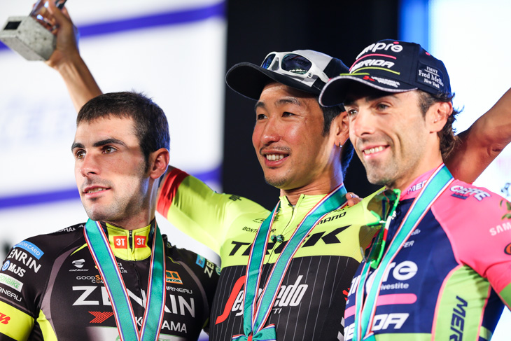 2位ジョン・アベラストゥリ(スペイン、チームUKYO)、1位別府史之(トレック・セガフレード)、3位マヌエーレ・モーリ(イタリア、ランプレ・メリダ)