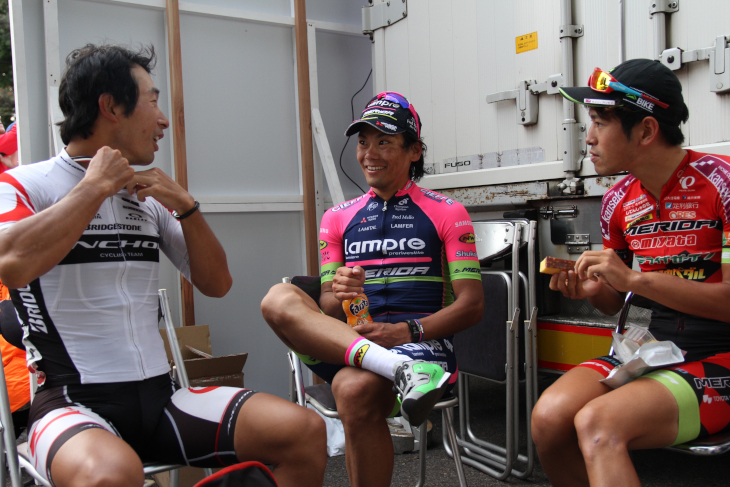 表彰式を待つ井上和郎(ブリヂストンアンカー)、新城幸也(ランプレ・メリダ)、堀孝明(宇都宮ブリッツェン)