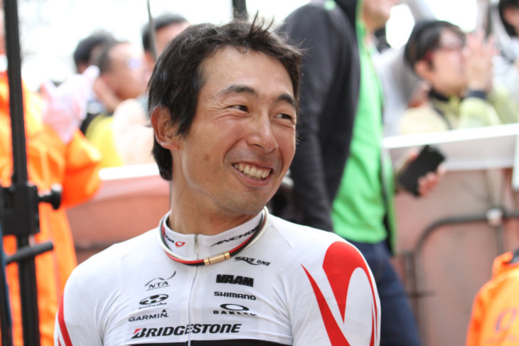 レース後に満足気な表情を見せる井上和郎(ブリヂストンアンカー)