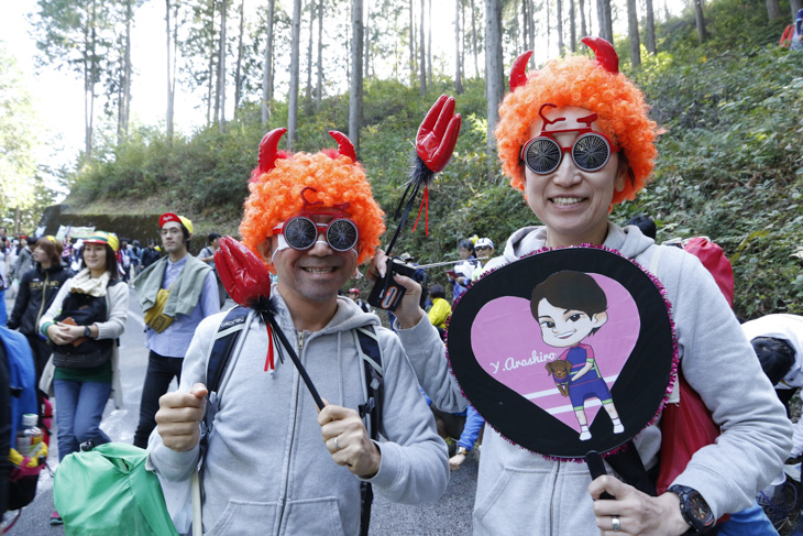 オレンジ色の悪魔さん。このスタイルで各所のレースに観戦に行くそう