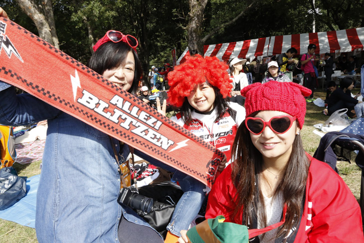 ブリッツェンカラーを身につけて会場を赤くするぞー!