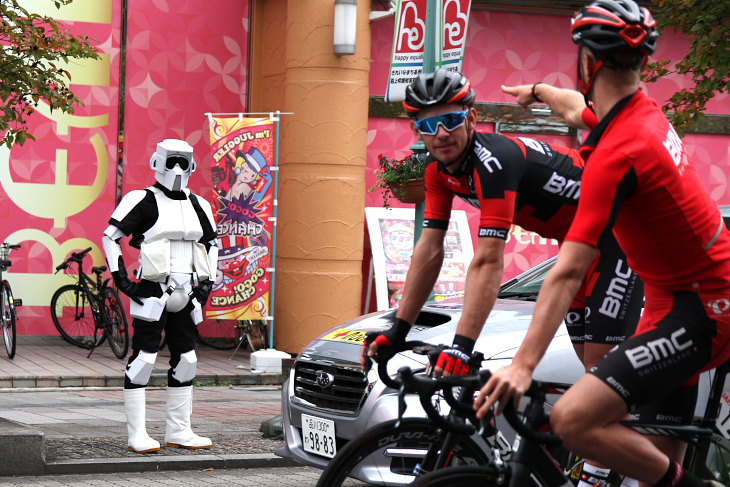 スターウォーズのストームトルーパー(?)がライダーを見守る