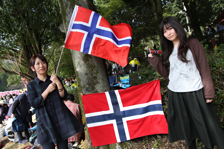 ノルウェー国旗でクリストファー・シェルピング(キャノンデール・ドラパック)やエドヴァルド・ボアッソンハーゲン(ディメンションデータ)を応援