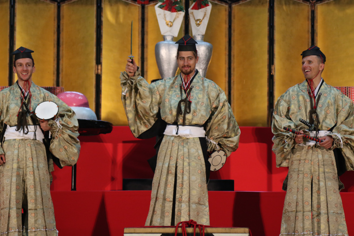 五人囃子の中央で得意げなペーター・サガン(ティンコフ)