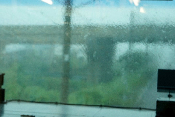 突然の豪雨と落雷で電車が完全にストップするアクシデントが発生!
