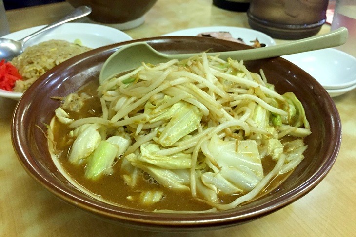 超濃厚な味噌スープが極太麺によく絡んで美味しい!