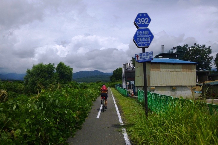 道中で会津若松・熱塩温泉自転車道へと名前を変えながら道は続きます