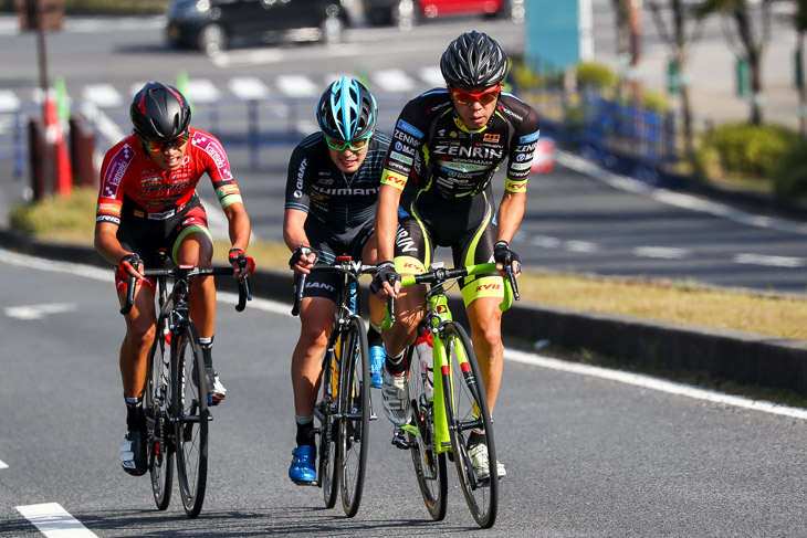 22周目、メイン集団から抜け出した畑中勇介(チーム右京)ら