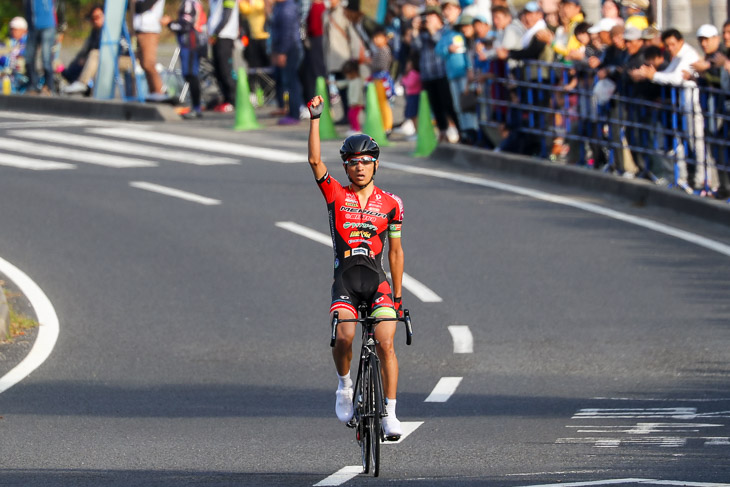 増田成幸(宇都宮ブリッツェン)が完走者20名のサバイバルレースを制する
