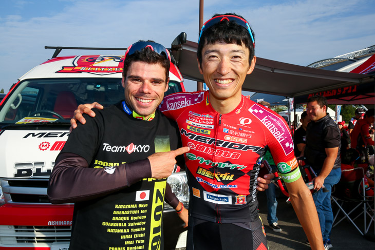 優勝した増田成幸(宇都宮ブリッツェン)を称える2位のベンジャミ・プラデス(チーム右京)