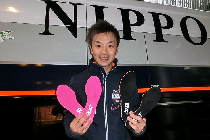 バイクポジションとインソールを導入した窪木一茂選手(NIPPOヴィーニファンティーニ)。 2016年10月から骨盤を立てたフォームに変えたことで、「今までよりハムストリングスなど、脚の後ろ側の筋肉を使えるようになった」