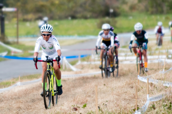 女子エリート 序盤から既に独走態勢を築く與那嶺恵理(ポワトゥーシャラント・フチュロスコープ86)
