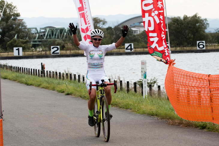 女子エリート 独走勝利した與那嶺恵理(ポワトゥーシャラント・フチュロスコープ86)