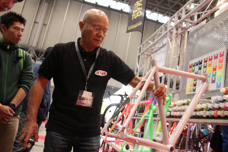 さまざまな体験型のイベントが各ブースで催される こちらはトライスポーツのブースで行われていた速乾性塗料のデモを行う