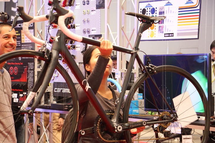 AXライトネスは超軽量バイクを展示