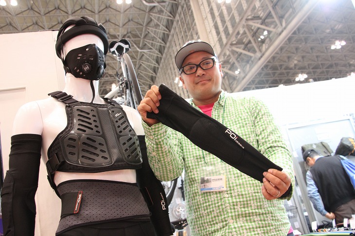 POIデザインの新型プロテクターは通常のウォーマー類とほとんど変わらない装着感でロードバイクの乗車時にも非常にマッチする