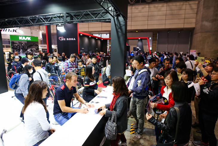 サイクルモードのリドレーブースで行われたサイン会