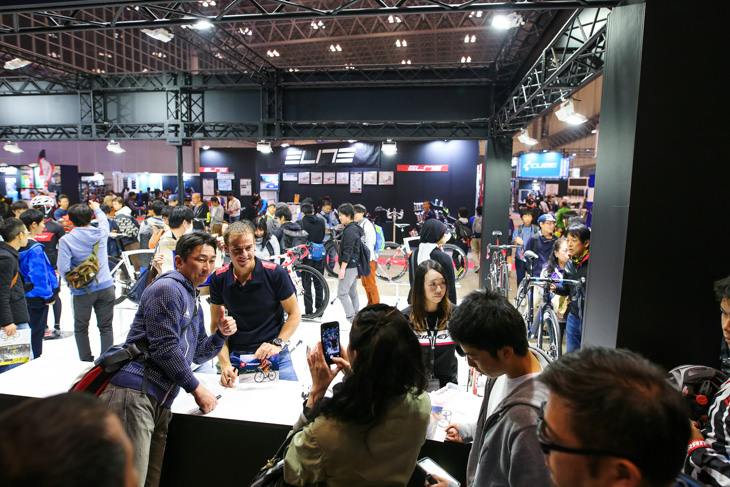 サイクルモードのリドレーブースで行われたサイン会