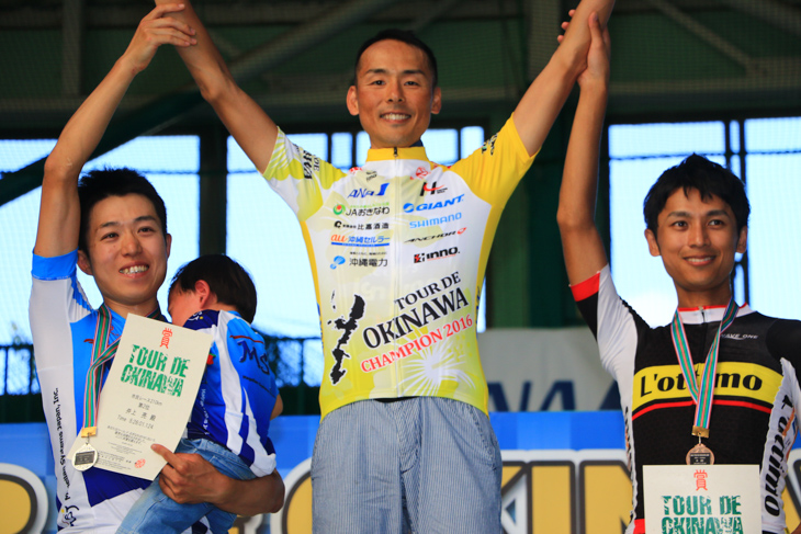 市民210km表彰台 高岡亮寛(イナーメ信濃山形)がチャンピオンジャージに袖を通す