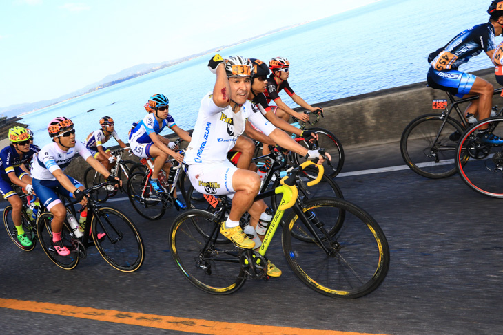 落車による負傷をアピールする増田謙一(パインヒルズ90)