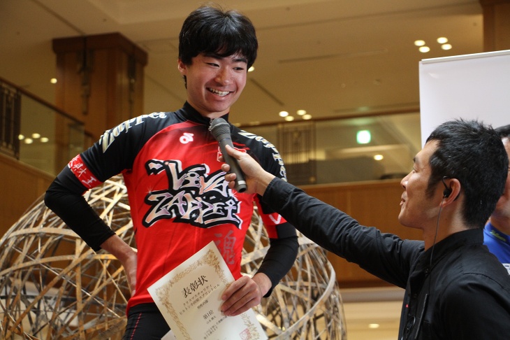 優勝した山本勝太(VIVA☆ZAPPEI)