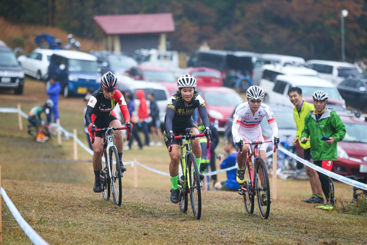 CL1 先頭パックを形成する宮内佐季子(Club La.sista Offroad Team)、與那嶺恵理(TEAM・eriy.jp)、坂口聖香(パナソニックレディース)