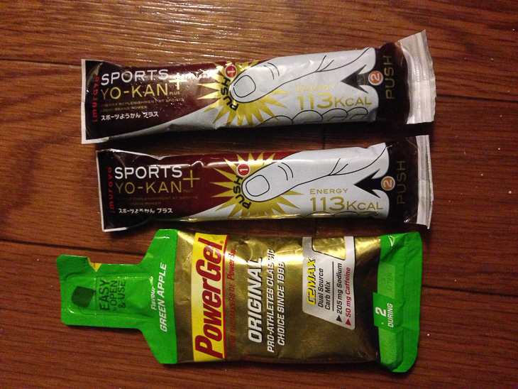 レース後に残った補給食。パワージェルとスポーツようかん(食べやすいように上端をカットしている)