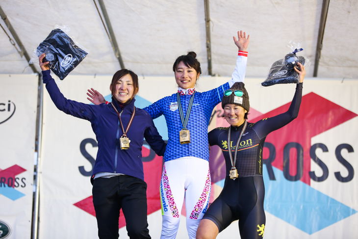 エリート女子表彰台 2位今井美穂(CycleClub.jp)、1位坂口聖香(パナソニックレディース)、3位與那嶺恵理(TEAM・eriy.jp)