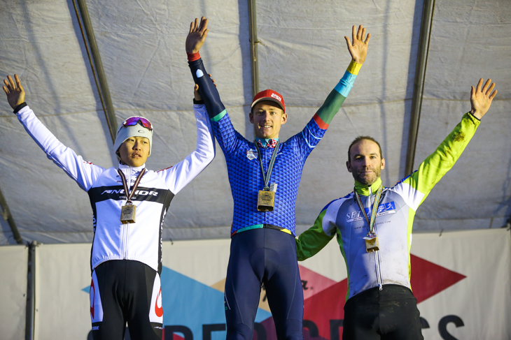エリート男子表彰台 2位沢田時(ブリヂストンアンカー)、1位ギャリー・ミルバーン(Speedvagen MAAP)、3位ケヴィン・ブラッドフォード(SET/Coaching.com)