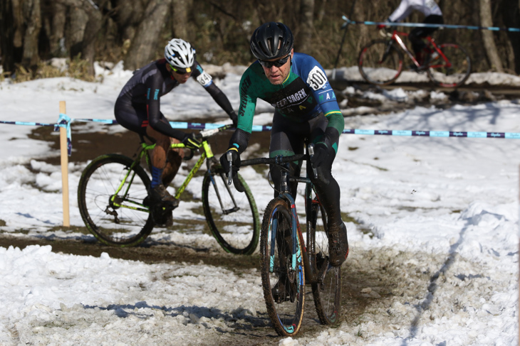 ジェフ・カーティス(SPEEDVAGEN MAAP)を伊澤一嘉(Tonic CX Team Japan)が追う