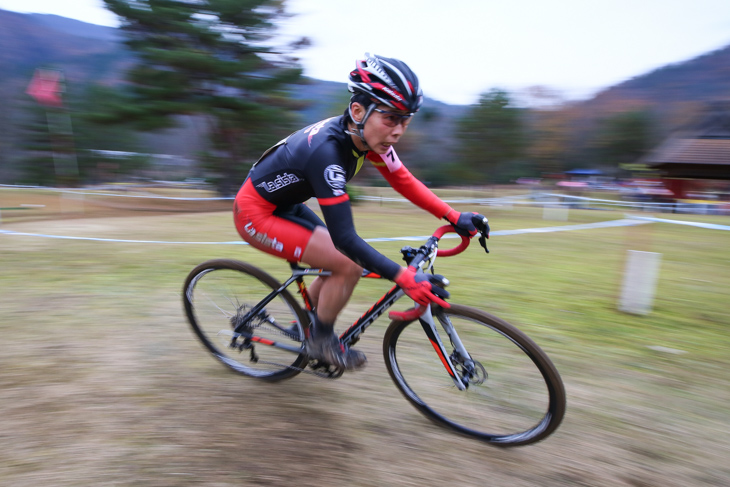 CL1 江嶋を抜いて先頭に立った宮内佐季子(Club La.sistaOffroadTeam)