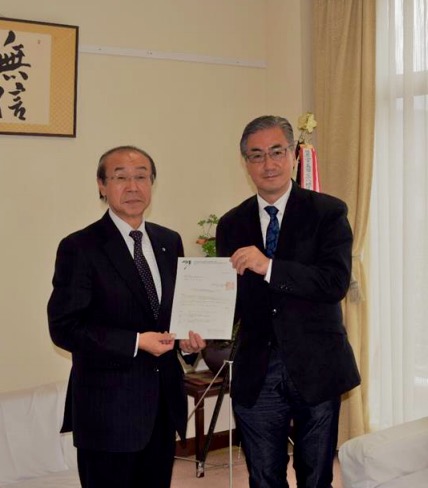 浜谷豊美町長(左)と松倉信裕常務理事・競技運営委員会委員長(右)