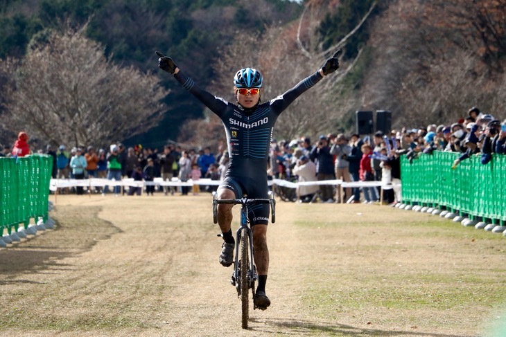男子U23 織田聖(弱虫ペダルサイクリングチーム)を下した横山航太(シマノレーシング)が優勝
