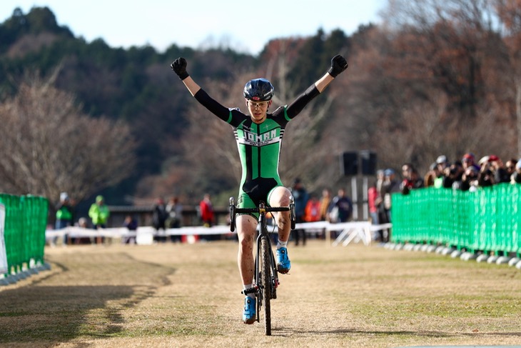 男子ジュニア 最後尾から追い上げた日野泰静(松山城南高校)が優勝