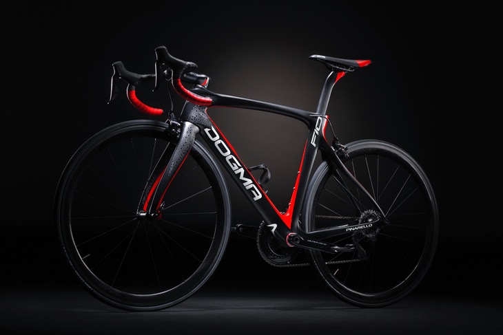 ベールを脱いだ新型DOGMA、F10(カラーは106/Black Lava)