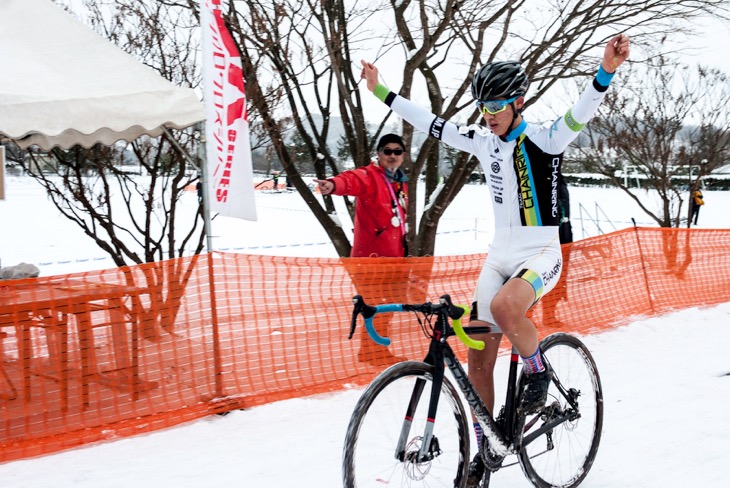 後続を大きく引き離してフィニッシュする積田連(Team GARNEAU CHAINRING)