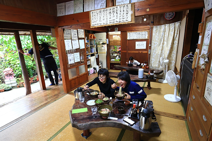 古民家をそのまま利用した沖縄そばのお店「す~まぬめぇ」でソーキそばを堪能する編集部一行