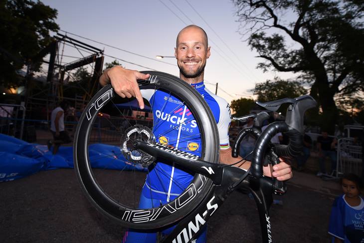 初のディスクブレーキバイクによるUCIロードレース勝利をアピールするトム・ボーネン(ベルギー、クイックステップフロアーズ)