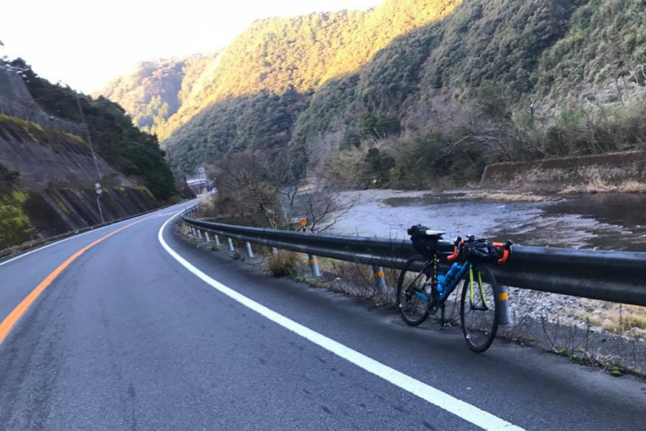 3日目出発の朝は気温0度。路面凍結防止の塩カルが撒いてある。