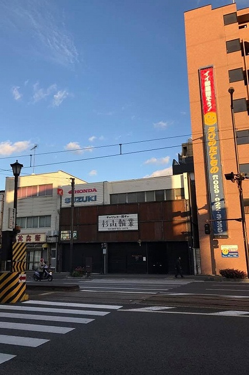 松山市内に突入、何気なく止まった信号に杉山輪業さんを発見!パッと見自転車屋さんっぽくないのが素敵。