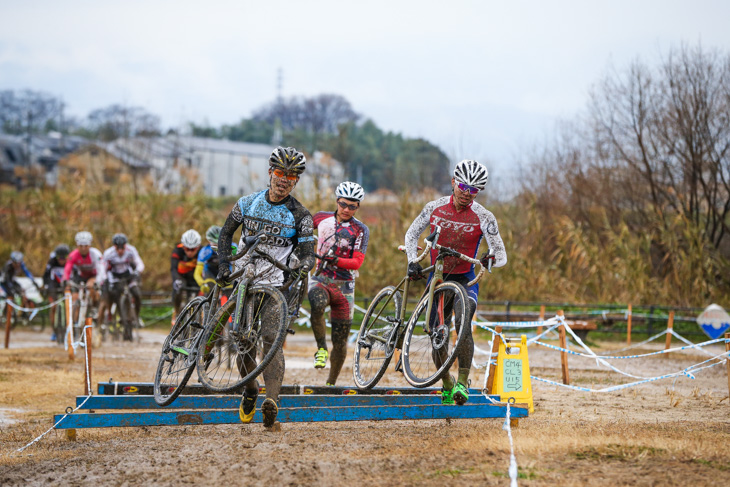 C1 先頭でステップをクリアする中原義貴(ringoroad)と竹之内悠(Toyo Frame)