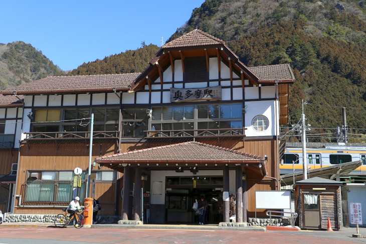 JR青梅線の終着点”奥多摩駅”にやってきました。登山者には有名な駅舎です