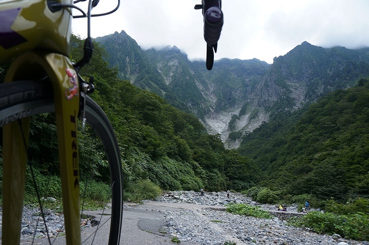国道291号を山に向かって進んでいくとこんな壮大な壁が!ここから先の道は今はもうありません…